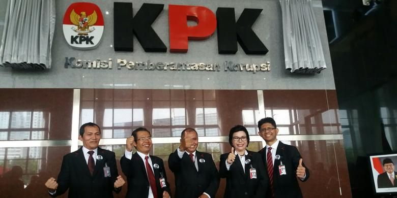 Lima pimpinan Komisi Pemberantasan Korupsi periode 2015-2019 saat peresmian gedung baru KPK di Jakarta, Selasa (29/12/2015).