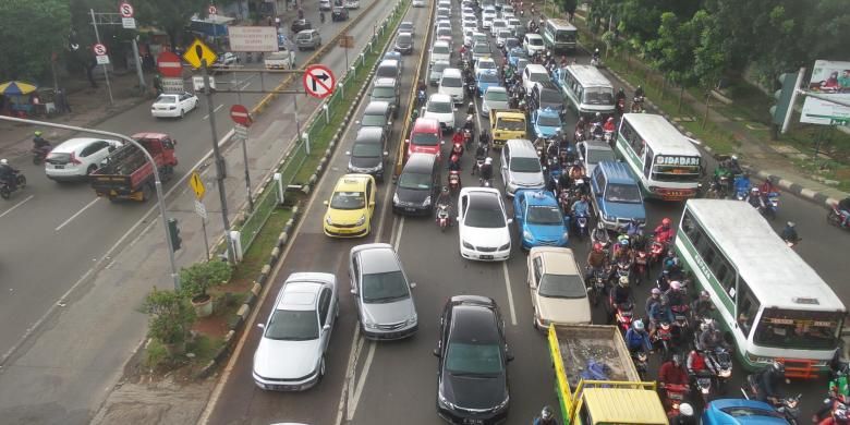 Situasi di Jalan Mampang Prapatan arah Kuningan, Jakarta Selatan pada Rabu (30/12/2015) sekitar pukul 09.00. Terlihat cukup banyak mobil maupun sepeda motor yang menerobos busway yang ada di sisi kanan jalan. Padahal, separator busway di lokasi tersebut sudah ditinggikan.