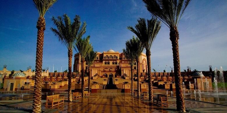 Emirates Palace merupakan hotel mewah berbintang tujuh yang berlokasi di Abu Dhabi, UEA dan dimiliki oleh pemerintah kota Abu Dhabi.