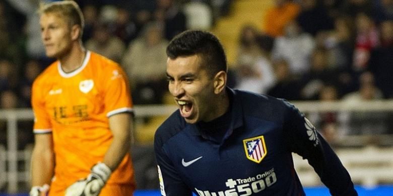 Angel Correa merayakan gol Atletico Madrid ke gawang Rayo Vallecano di Vallecas, Rabu (30/12/2015).
