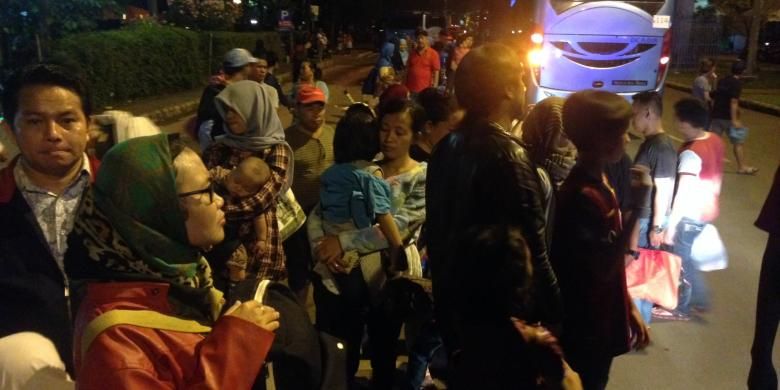 Ratusan pengunjung Ancol Taman Impian yang menunggu Bus Wara Wiri untuk berkeliling di dalam Ancol, Kamis (31/12/2015) malam. 


