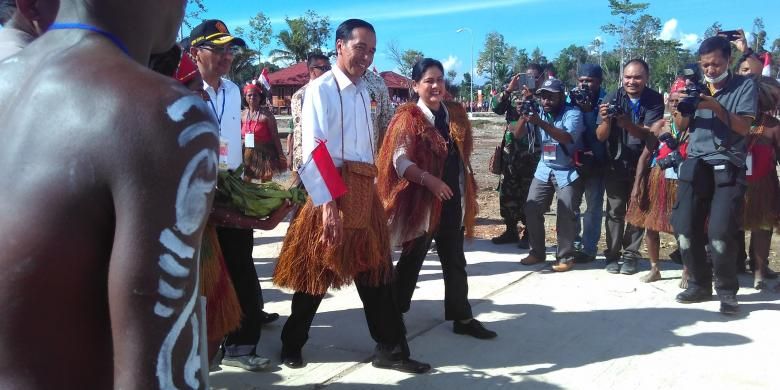 Presiden Joko Widodo didampingi istrinya, Iriana Widodo, menyambangi pabrik sagu terbesar di Papua, Jumat (1/1/2016).