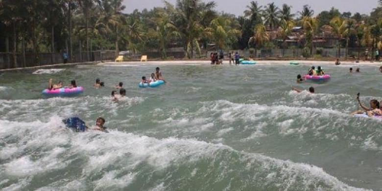 Di Kolam Ombak Owabong, Purbalingga, Jawa Tengah, ombak yang dihasilkan mirip dengan ombak di laut. Ketinggian ombak juga bisa dikendalikan.