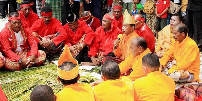 Perwakilan dari komunitas masyarakat Ohoivut dan Nufit melakukan sidang adat di Pulau Kei Kecil, tepatnya Ohoi Faan, Kecamatan Kei Kecil, Kabupaten Maluku Tenggara, Maluku, Rabu (28/10/2015). Dalam sidang itu, mereka sepakat untuk menjadi sedarah. Upacara itu dinamai Tea Bel.
