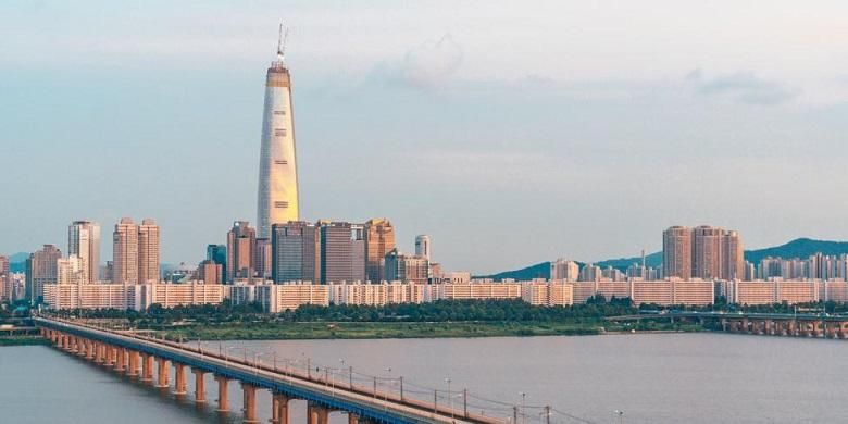 Ketika selesai dibangun, Lotte World Tower dengan tinggi 555 meter akan menjadi bangunan tertinggi di Semenanjung Korea.