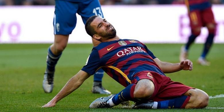 Arda Turan menjalani debut La Liga bersama Barcelona saat menjamu Granada di Camp Nou, Sabtu (9/1/2016).