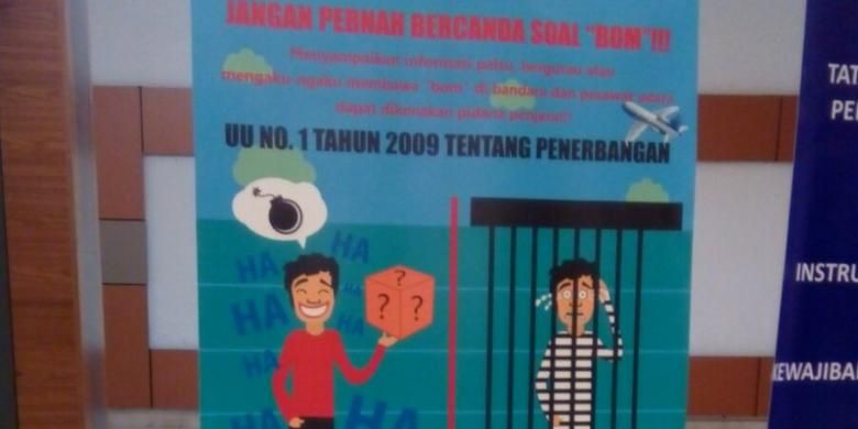 Peringatan yang dipasang di Bandara Sultan Hasanuddin, Makassar, Sulawesi Selatan agar calon penumpang pesawat terbang tidak bercanda soal bom. Ada ancaman hukuman untuk perbuatan seperti itu sebagaimana tercantum pada UU Nomor 1/2009 tentang Penerbangan.
 