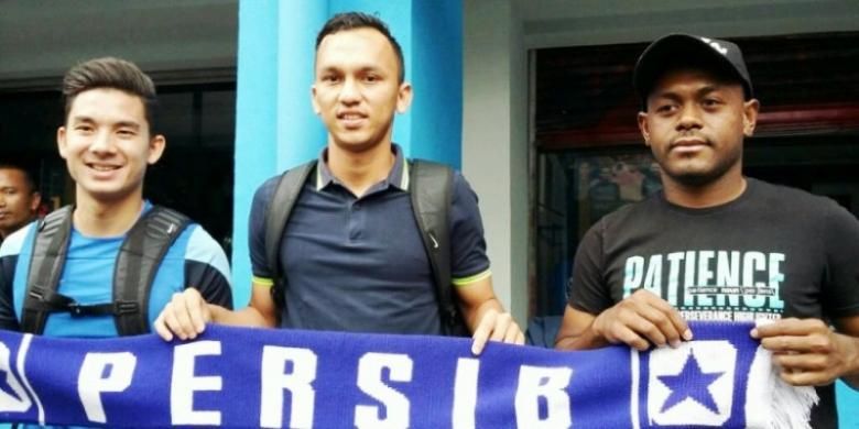 David Laly (kanan) saat diperkenalkan sebagai pemain baru Persib Bandung di mes klub tersebut, Kamis (21/1/2016).
