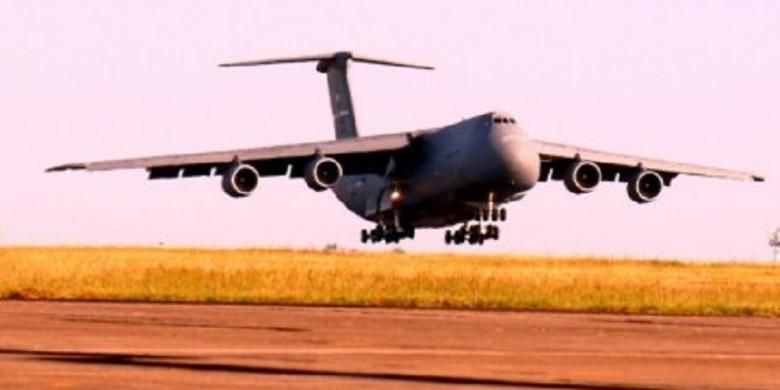 Pesawat C-5 Super Galaxy milik Angkatan Udara AS di Pangkalan militer Australia di Darwin.