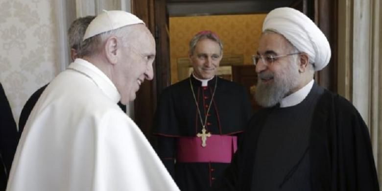 Presiden Iran Hassan Rouhani (kanan) disambut oleh Paus Fransiskus di Vatikan, 26 Januari 2016. 