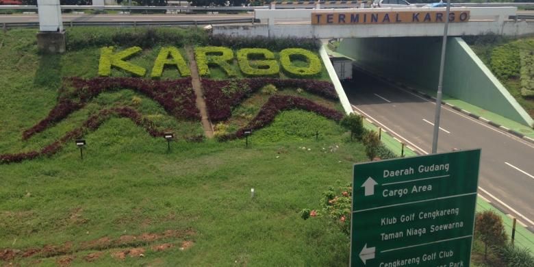 Akses masuk menuju Terminal Kargo Bandara Soekarno-Hatta, Tangerang, Rabu (27/1/2016). 


