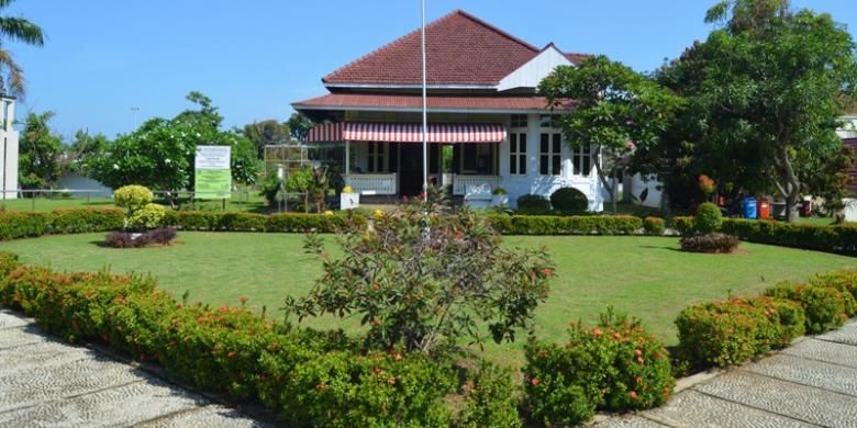 Rumah Bung Karno saat diasingkan di Bengkulu dilihat dari depan.