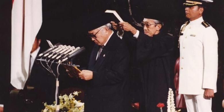 Jenderal TNI (Purn) Soeharto mengucapkan sumpah jabatan usai terpilih kembali menjadi Presiden RI periode 1993-1998, di Jakarta, Kamis (11/3/1995).