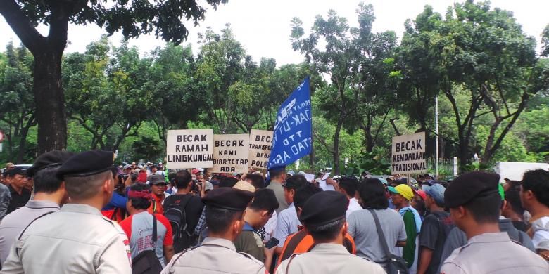 Ratusan tukang becak berdemo di depan Balai Kota dan mengantarkan surat galau kepada Gubernur DKI Jakarta Basuki Tjahaja Purnama, Kamis (28/1/2016). 
