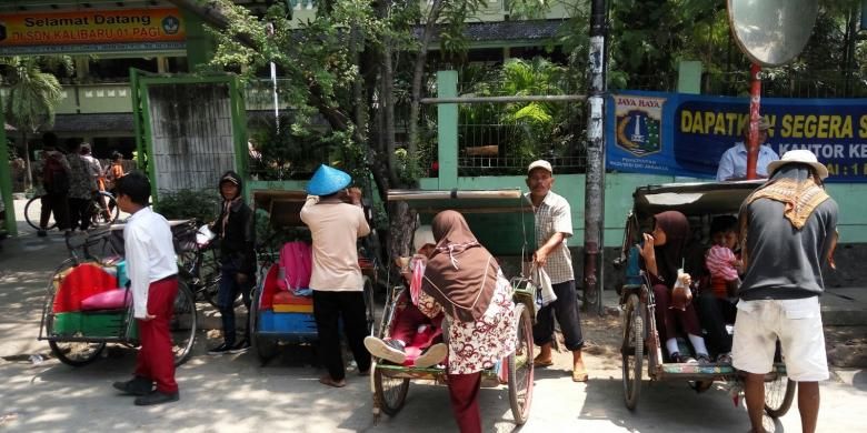 Sejumlah tukang becak yang mangkal di depan SD 01 Kali Baru, Cilincing, Jakarta Pusat, Jumat (29/1/2016).