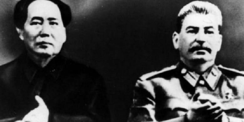 Mao Zedong dan Stalin, dua pemimpin dunia komunis paling kuat pada masanya. 