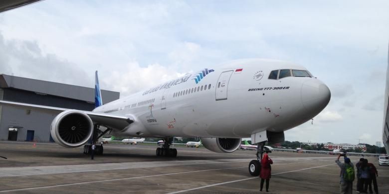 Tampak pesawat terbaru Garuda Indonesia, Airbus A330-300 dan Boeing 777-300ER yang diresmikan di Hangar 4 GMF-Aeroasia, Bandara Soekarno-Hatta, Tangerang, Senin (1/2/2016). 











