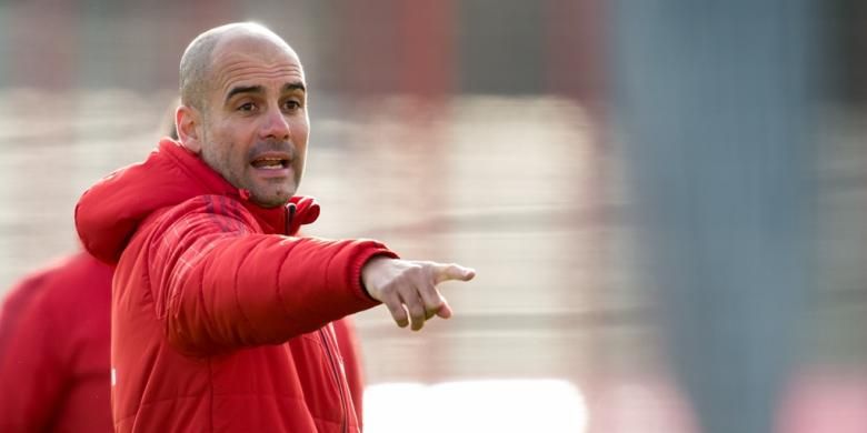 Josep Guardiola memimpin sesi latihan Bayern Muenchen, 5 Januari 2016.