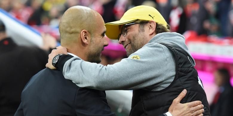 Juergen Klopp (kanan) dan Josep Guardiola saat keduanya bersua di Bundesliga.