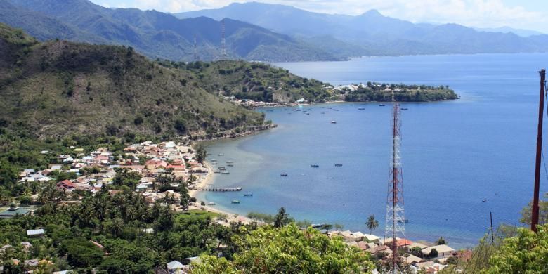 Hamparan bukit, pantai dan dataran merupakan wilayah desa Bongo, Gorontalo. Pemandangan yang indah ini terlihat dari masjid Walima Emas