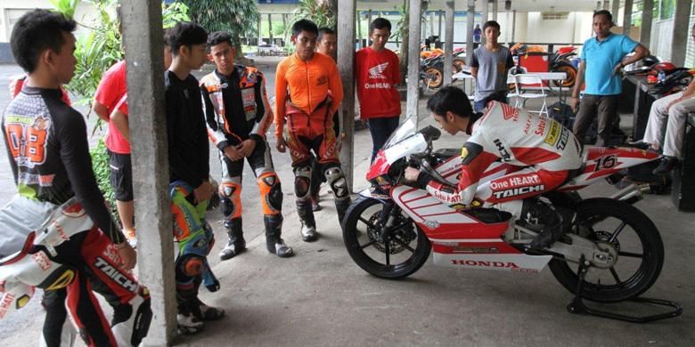 Pebalap binaan Honda saat berlatih intensif di Sentul menggunakan sepeda motor sport.