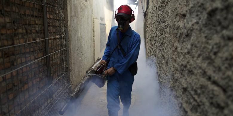 Pengasapan untuk mencegah merebaknya kasus demam berdarah dengue berlangsung di RT 001 RW 03 Kelurahan Pondok Kopi, Kecamatan Duren Sawit, Jakarta Timur, Jumat (20/4/2012).