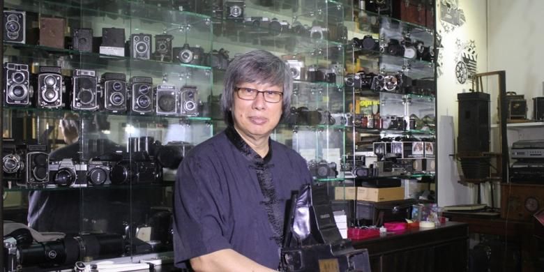 Udaya Halim, pendiri Museum Benteng Heritage, di ruangan pribadinya dengan ragam jenis kamera yang dimiliki, Minggu (31/1/2016).