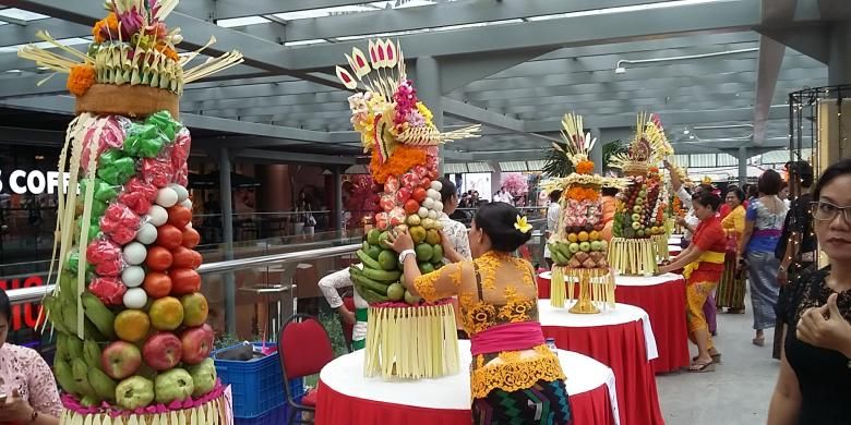 Lomba Gebogan di Jalan Kartika Plaza Kuta, Badung, Bali, Jumat (5/2/2016), dalam menyambut Hari Raya Galungan.