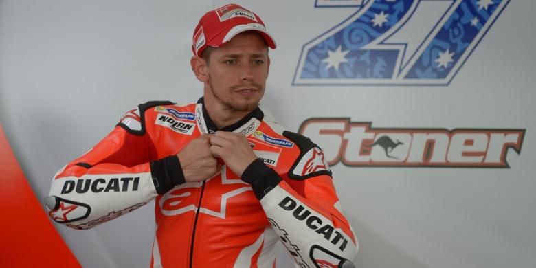 Pebalap penguji Ducati asal Australia, Casey Stoner, mengancingkan bajunya sebelum turun pada tes pramusim pertama di Sirkuit Sepang, Malaysia, Selasa (2/2/2016).