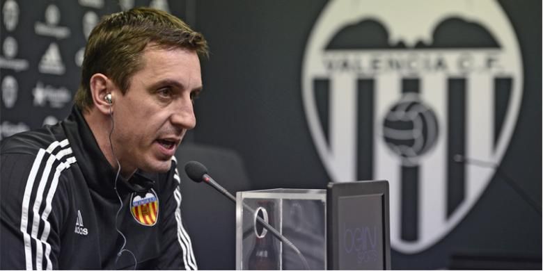 Pelatih Valencia asal Inggris, Gary Neville, berbicara dalam jumpa pers di Sports City, Valencia, Selasa (2/2/2016).