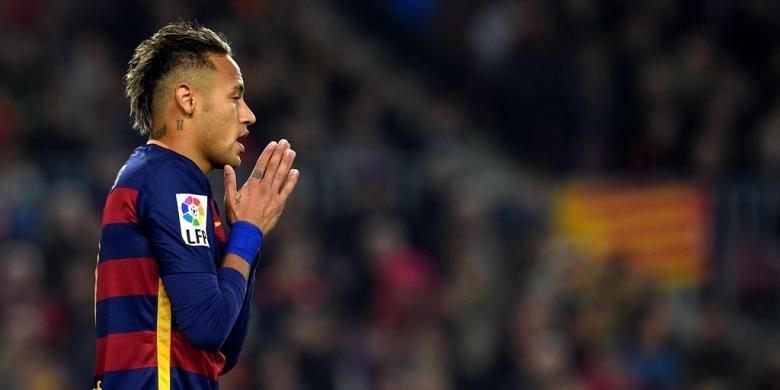 Ekspresi bintang Barcelona, Neymar, saat melawan Athletic Bilbao, pada perempat final kedua Copa del Rey di Stadion Camp Nou, 27 Januari 2016.