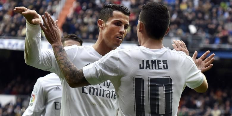Gelandang Real Madrid asal Kolombia, James Rodriguez (kanan), mendapat sambutan dari Cristiano Ronaldo, usai mencetak gol ke gawang Athletic Bilbao pada pertandingan La Liga di Santiago Bernabeu, Sabtu (13/2/2016).