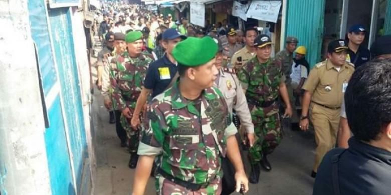 Aparat gabungan dari Satpol PP, Polri, dan TNI diterjunkan untuk melakukan sosialisasi penertiban kawasan Kalijodo, Minggu (14/2/2016).