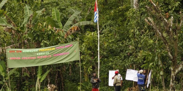 Pimpinan Tentara Pembebasan Nasional Organisasi Papua Merdeka Wilayah Pebatasan Keerom Papua, Lambert Peukikir (bercelana merah), Sabtu (25/7/2009), memimpin pengibaran bendera Bintang Kejora di pinggir Sungai Muru Kampung Wembi Keerom. TPN OPM mengancam akan terus melakukan aksi jika Pemerintah Indonesia tidak menyerahkan kembali Papua ke PBB untuk dilakukan referendum. Mereka mau menurunkan bendera setelah dimediasi  tokoh agama setempat Pastor John Djonga.