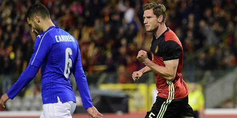 Jan Vertonghen merayakan gol Belgia ke gawang Italia pada laga persahabatan di Brussels, 13 November 2015 lalu. 