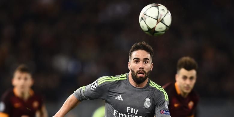 Bek Real Madrid, Dani Carvajal, mengejar bola saat partai kontra AS Roma di Stadion Olimpico.