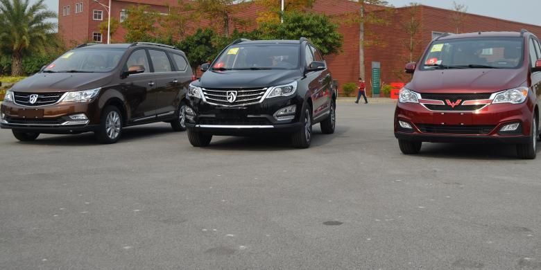 Mobil sejuta umat di China buatan SGMW. Dari kiri ke kanan, MPV Baojun 730, SUV Baojun 560, dan Wuling Hongguang S1. Dari tiga mobil ini, hanya Baojun 730 dan Wuling Hongguang S1 yang akan hadir di Indonesia.