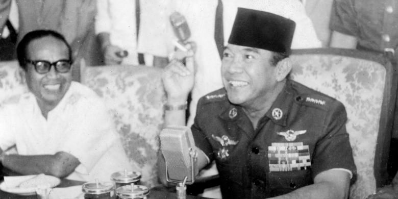 Presiden Soekarno (kanan, berpeci)