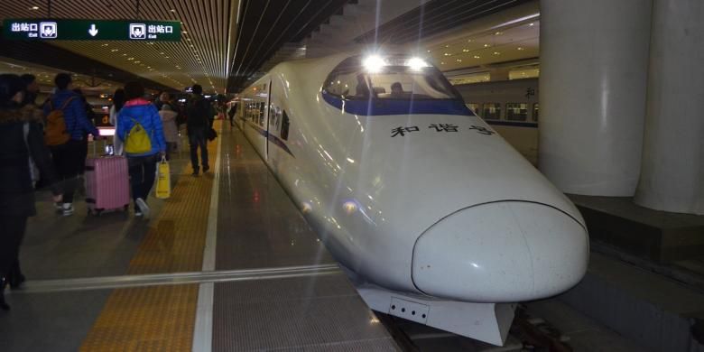 Kereta cepat China terparkir di stasiun Guangzhou, Rabu (17/2/2016)