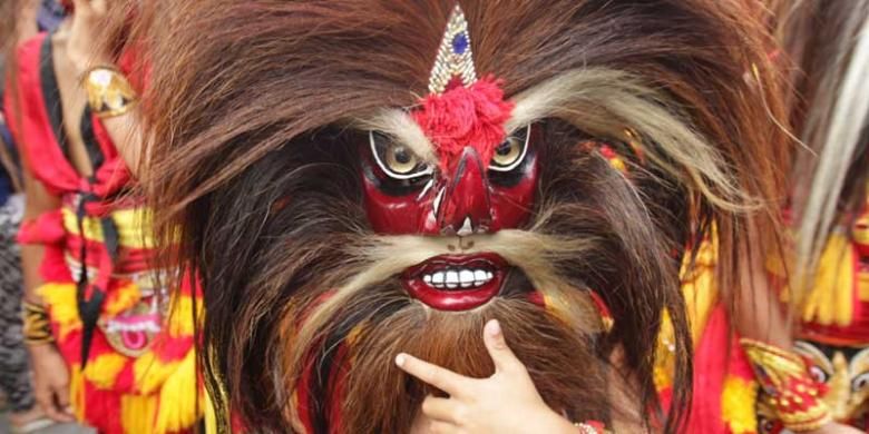 Reog Ponorogo turut dalam Festival Cap Go Meh 2016, di jalan Hayam Wuruk, Glodok, Jakarta Barat, Minggu (21/2/2016). Festival ini juga dimeriahkan dengan seni kebudayaan lain antara lain Ondel-ondel hingga marching band.  