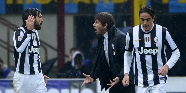 Antonio Conte (tengah) memberikan instruksi kepada Andrea Pirlo (kiri) saat Juventus melawan Inter Milan pada partai Serie A di Stadion Giuseppe Meazza, 30 Maret 2013.