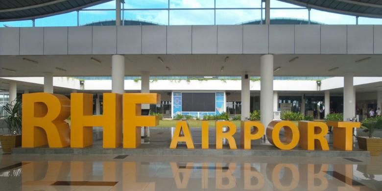 Suasana teras Bandara Raja Haji Fisabilillah, Tanjung Pinang, Jumat (26/2/2016).