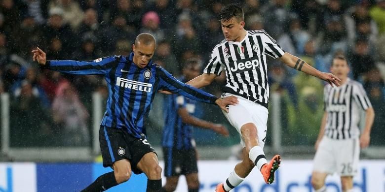Pemain Juventus, Paulo Dybala (kanan), berduel dengan pemain Inter Milan, Joao Miranda, pada laga lanjutan Serie A di Stadion Juventus, Minggu (28/2/2016) waktu setempat atau Senin dini hari WIB.