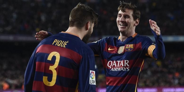 Pemain Barcelona, Lionel Messi (kanan), merayakan gol yang dicetak oleh rekannya, Gerard Pique, pada laga La Liga kontra Sevilla di Stadion Camp Nou, Minggu (28/2/2016).