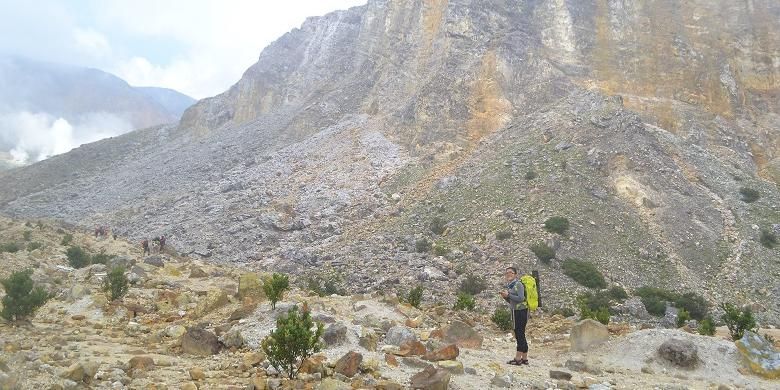Tebing menjulang tinggi di sisi kanan ketika mulai memasuki daerah kawah Gunung Papandayan, Garut, Jawa Barat, Minggu (21/2/2016).