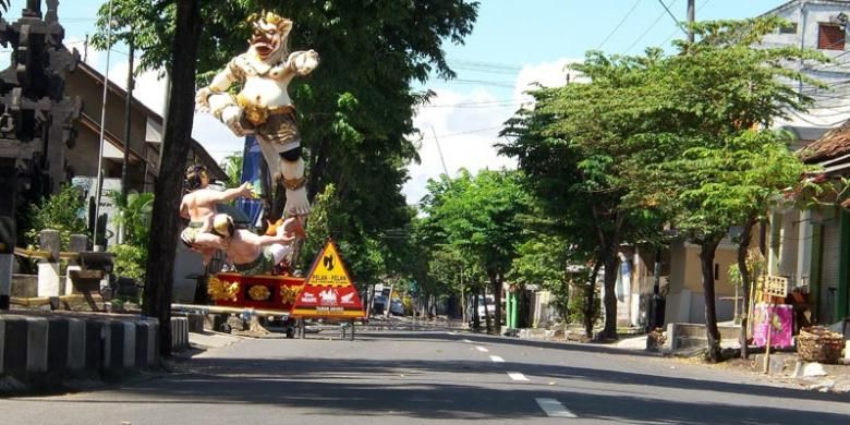 Seluruh jalanan di Pulau Bali sepi pada hari raya Nyepi menyambut tahun baru caka 1937, Sabtu (21/3/2015). Selama 24 jam, umat Hindu Bali melaksanakan ajaran caturbrata (amati geni, amati lelanguan, amati lelungan, dan amati karya). Tidak seorang pun boleh berpergian tanpa seizin pecalang, petugas keamanan adat setempat. Sebuah ogoh-ogoh masih dibiarkan tidak dibakar di pinggir jalan depan Banjar Kancil, Kerobokan, Kabupaten Badung setelah di arak berkeliling desa oleh para pemuda di malam menjelang penyepian.