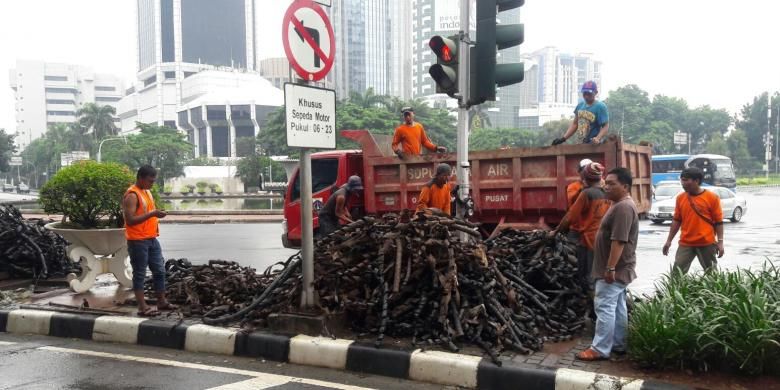 Gulungan kulit kabel dari selokan Jalan Medan Merdeka Selatan.