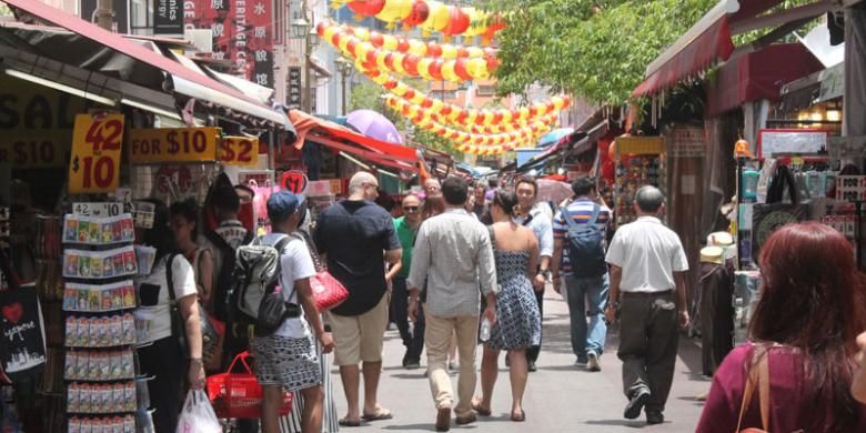 Suasana China Town di Singapura yang selalu diramaikan pengunjung siang dan malam.