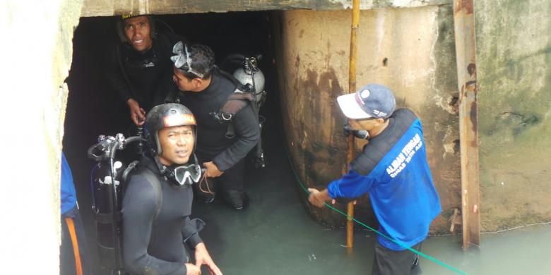 Pasukan Katak dari Komando Armada Barat RI TNI Angkatan Laut diterjunkan menyusuri gorong-gorong di Jalan Medan Merdeka Utara, atau tepatnya seberang Istana Negara, Jakarta Pusat, Kamis (3/3/2016). Para pasukan katak ini dilibatkan menyusul temuan kulit kabel di gorong-gorong sebelumnya.