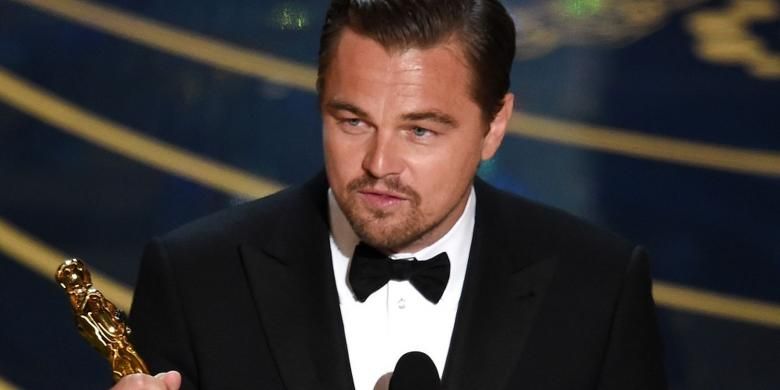 Leonardo DiCaprio menggenggam trofi Oscar sebagai Best Actor in a Leading Role atau Aktor Terbaik dalam Academy Awards 2016, yang pergelarannya diadakan di Dolby Theatre, Hollywood, California, AS, Minggu (28/2/2016) malam waktu setempat.